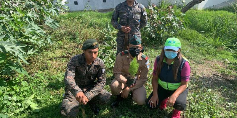 Ejército de Guatemala realiza reforestación en la colonia Justo Rufino Barrios, zona 21.