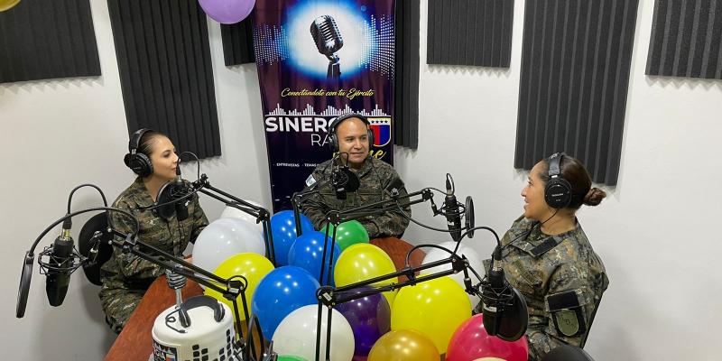Sinergia Radio en Línea celebra su primer aniversario al aire.