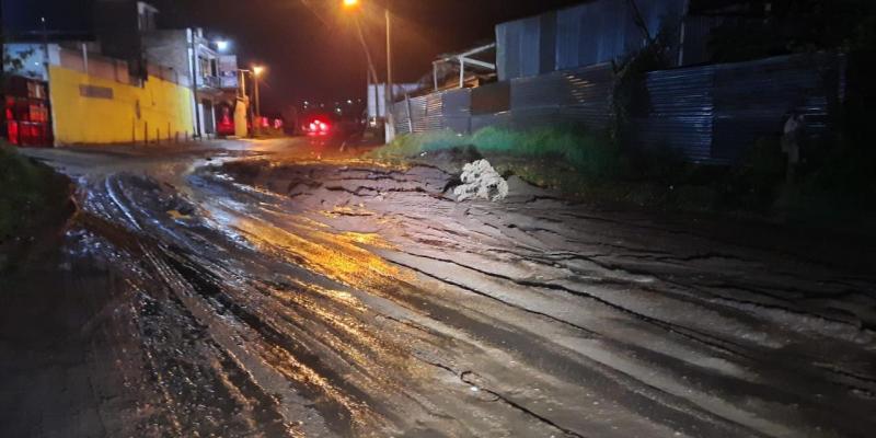 Flujo de lodo afectó carretera en Almolonga, Quetzaltenango.