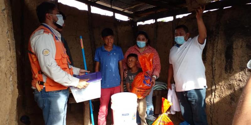 Entrega de ayuda humanitaria a familia afectada por lluvias.