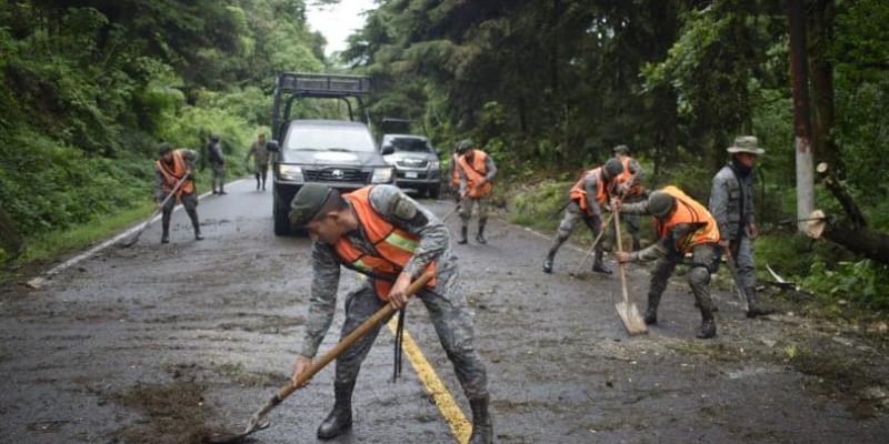 Brigada de Operaciones para Montaña del Ejército de Guatemala, en coordinación con la CONRED, realiza trabajos de despeje en carretera principal, kilómetro 265, ruta a Malacatán, San Marcos. Fuente: Ejército de Guatemala.