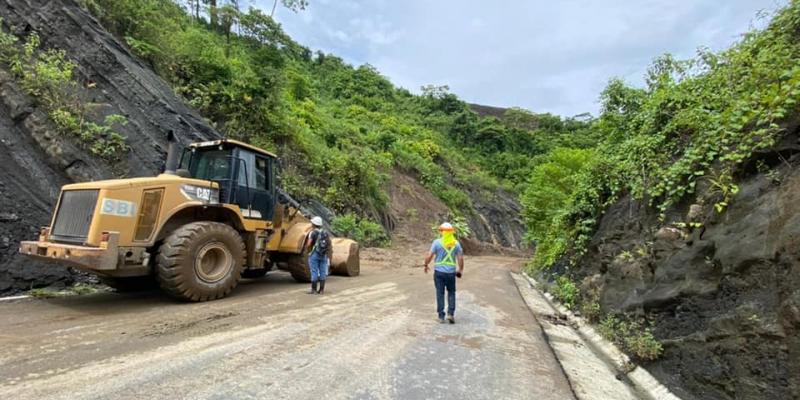Limpieza tras registrarse un derrumbe en el departamento de Quiché.