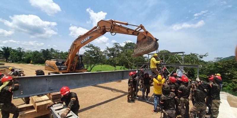 Instalación de un puente Mabey Compact 200, en el kilómetro 312, aldea Modesto Méndez, en el municipio de Livingston, Izabal
