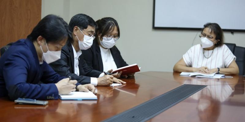 El embajador de Corea, Chang Ha-yeon (segundo de Izq. a Der.)  durante la reunión con la viceministra de Integración y Comercio Exterior, María Luisa Flores (primera de Der. a Izq.).