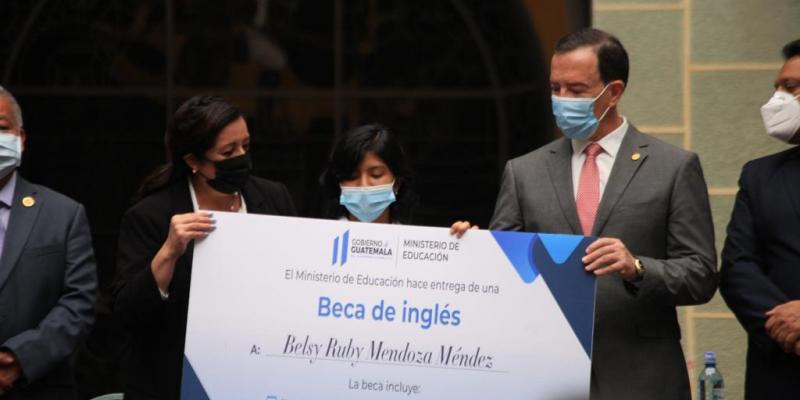 Ministro programa becas de inglés 