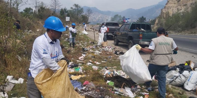 Jornada de saneamiento ambiental en Sololá involucra a vecinos