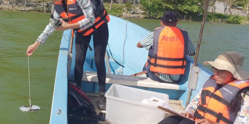 Monitorean calidad del agua en lagunas de Petén