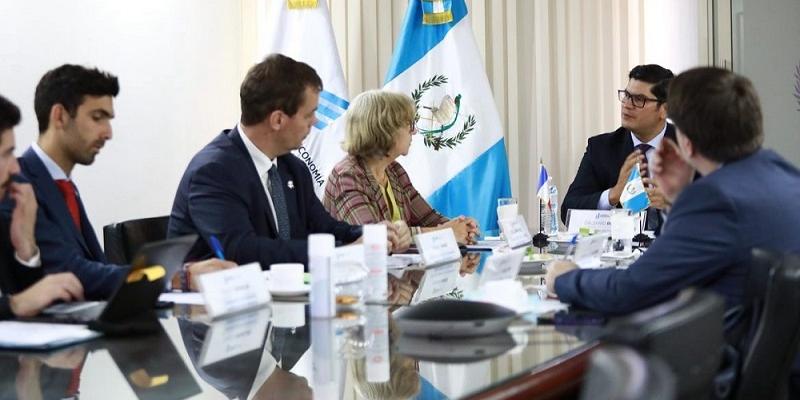 La embajadora Roussel (cuarta de Izq. a Der.) se dirige al ministro de Economía, Dr. Janio Rosales (cabecera de la mesa).   