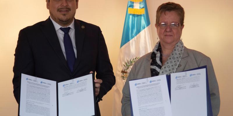 La Secretaria Presidencial de la Mujer Ana Leticia Aguilar Theissen junto con el Ministro del Trabajo y Prevención Social, Rafael Eugenio Rodríguez Pellecer