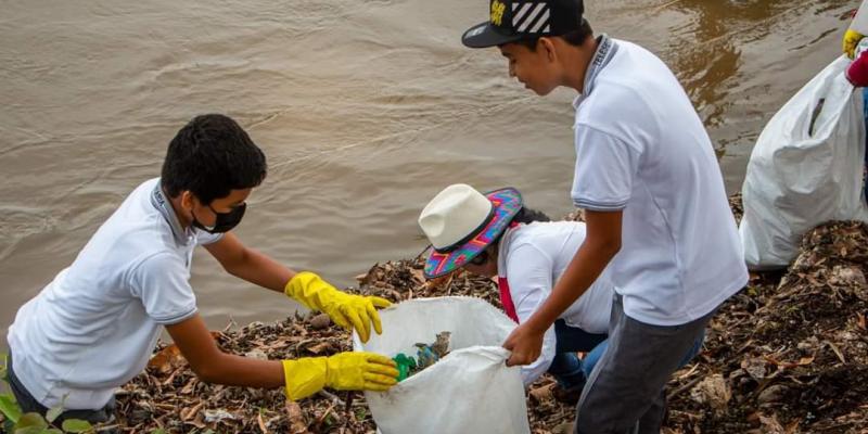 Recolectan desechos sólidos en la ribera del río Suchiate