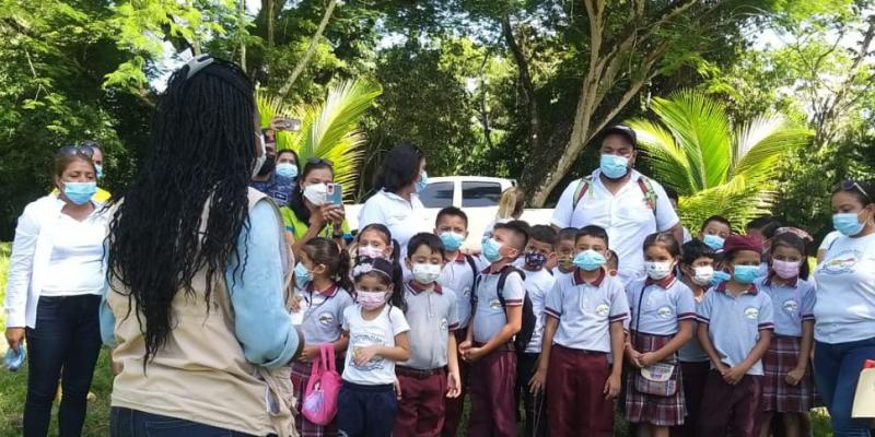 Estudiantes de Puerto Barrios practican la reforestación como protección ambiental