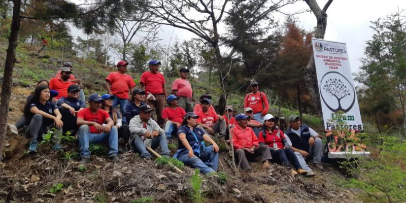 Niños y adultos participan en reforestación de Pastores, Sacatepéquez