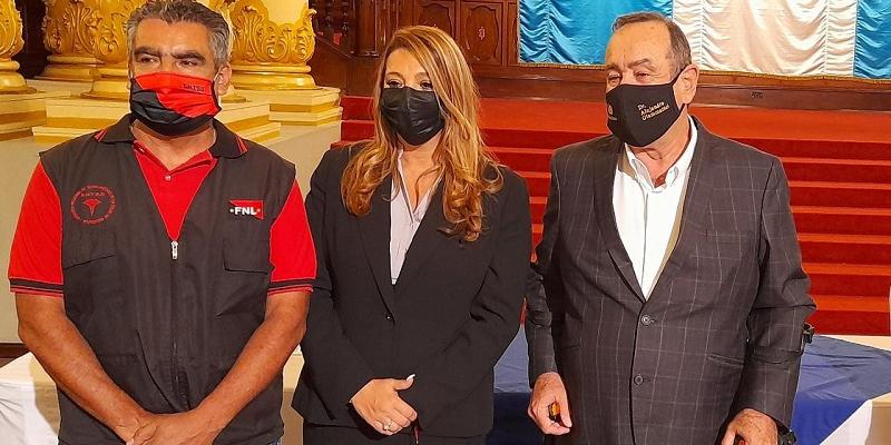 La Directora de Onsec junto al presidente Giammattei