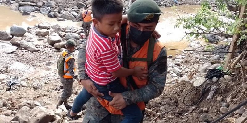 Ejército de Guatemala apoya a los guatemaltecos afectados por las lluvias.