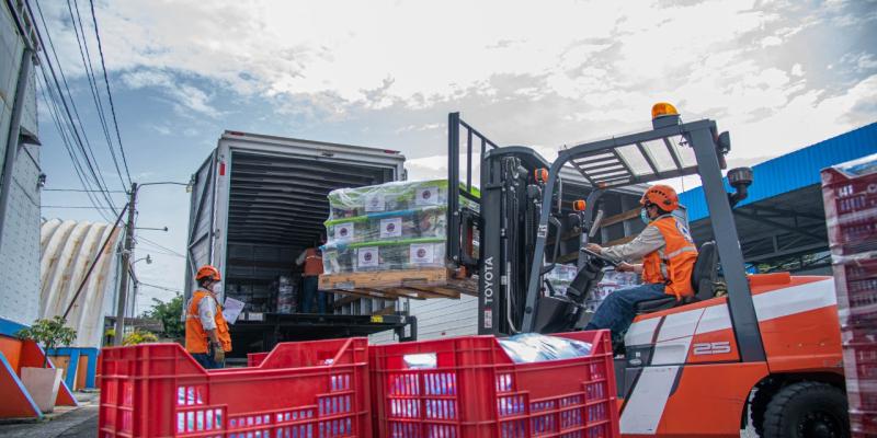 Carga de ayuda humanitaria dentro de las instalaciones de la Secretaría Ejecutiva de la CONRED.