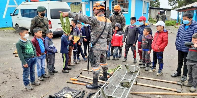 Ejército de Guatemala realiza actividades lúdicas con población de Tajumulco