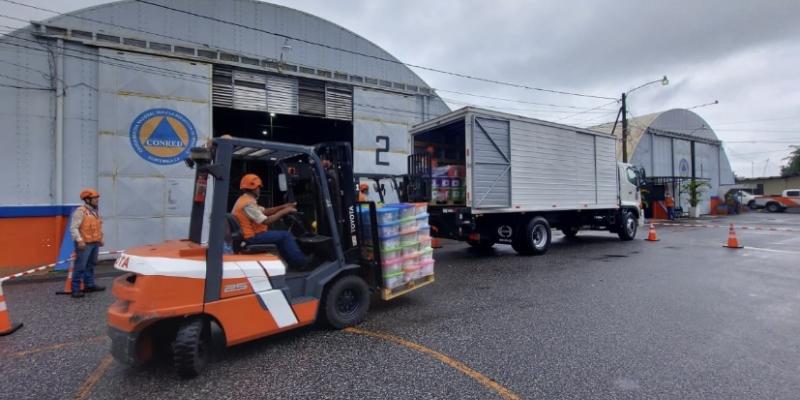 Carga de ayuda humanitaria dentro de las instalaciones de la Secretaría Ejecutiva de la CONRED.