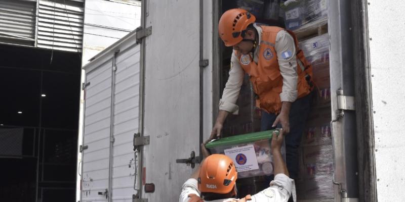Carga de ayuda humanitaria dentro de las instalaciones de la Secretaría Ejecutiva de la CONRED.