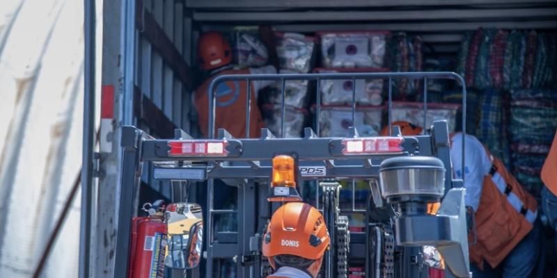 Carga de ayuda humanitaria dentro de las instalaciones de la Secretaría Ejecutiva de la CONRED.