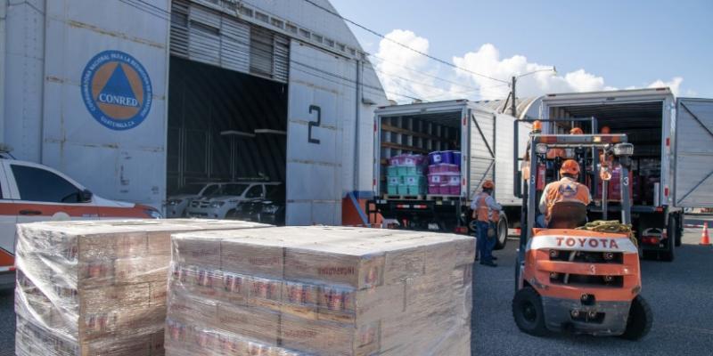 Carga de ayuda humanitaria dentro de las instalaciones de la Secretaría Ejecutiva de la CONRED. 