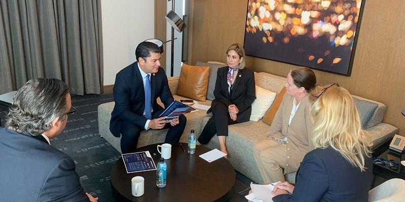 El ministro de economía, Dr. Janio Rosales se reunión con ejecutivos de GAP.