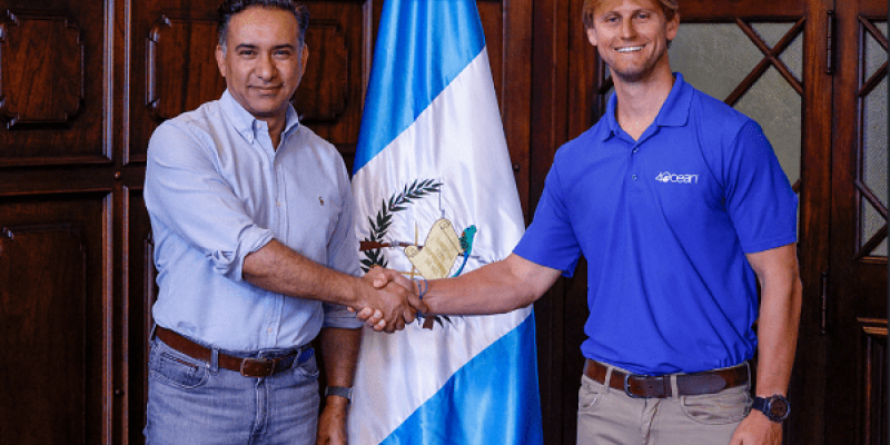 Ministro de ambiente Mario Rojas Espino, y el CEO de 4Ocean, Alexander Schulze.
