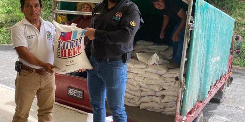 Personal de Fodes entrega dotación de arroz en Alta Verapaz