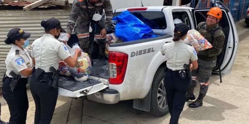 Personal de Fodes entrega dotación de alimentos en San Marcos