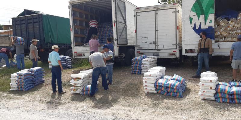 Entrega de alimentos en Laguna Larga, San Andrés, Petén