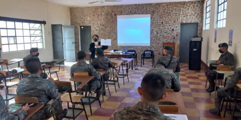 Capacitan a militares de Zacapa sobre reciclaje y el Reglamento 164-2021