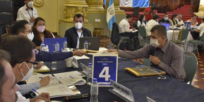 Funcionarios atienden más de 1 mil 500 solicitudes de alcaldes de 11 departamentos.