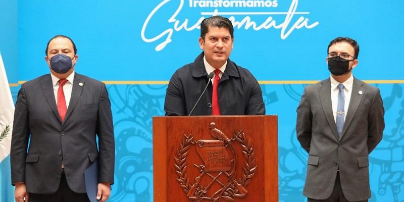 El ministro de economía, Dr. Janio Rosales (centro) durante su intervención en la conferencia de prensa.