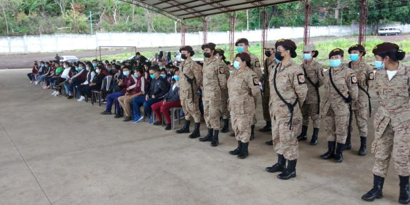 Estudiantes y docentes de Santa Rosa se unen para reforestar