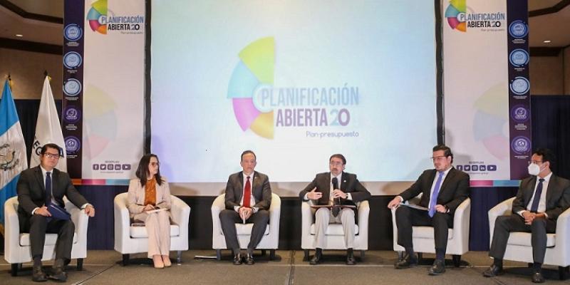 El ministro de economía, Dr. Janio Rosales (Primero de Izq. a Der.) participó en el evento...