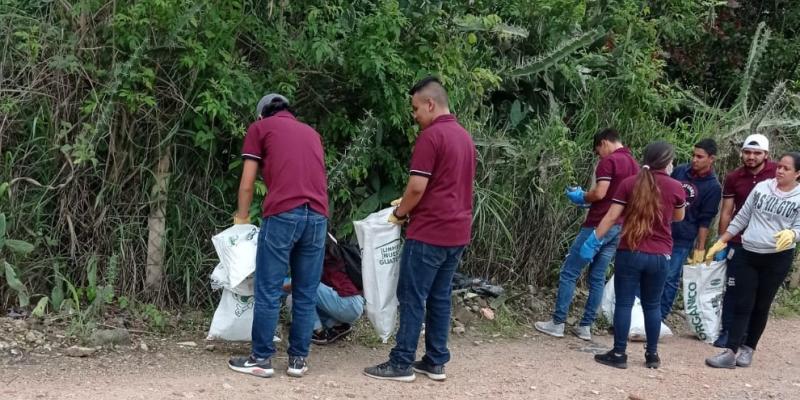 Estudiantes de San Antonio La Paz hacen su parte