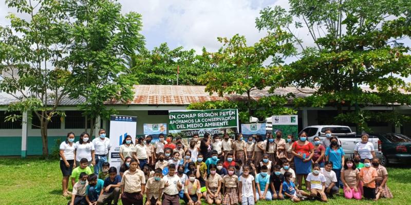 Jóvenes de San Andrés Petén eliminan contaminación y se forman como Guardianes Ecológicos