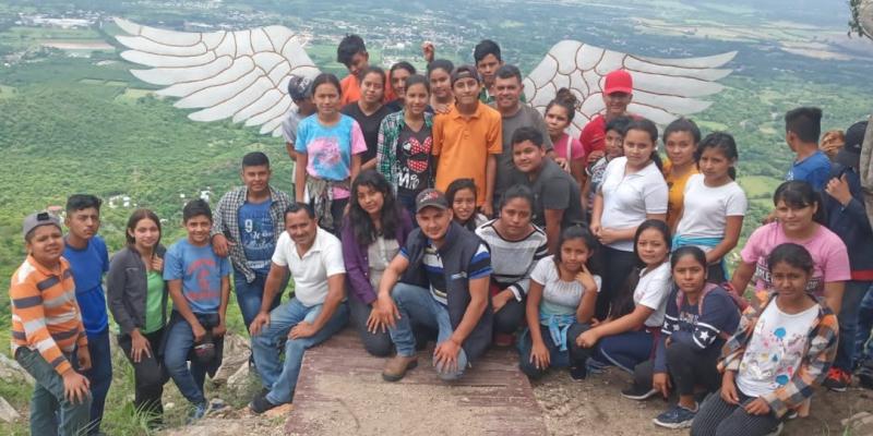 Estudiantes de Teculután aprenden del medioambiente y plantan árboles