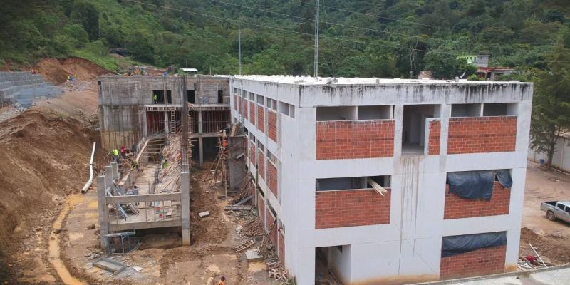 Modulo nuevo y rampa para camillas, avance del Hospital San Pedro Necta, Huehuetenango