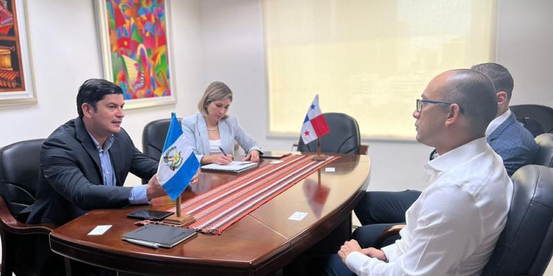 El ministro de economía, Dr. Janio Rosales (primero de Izq, a Der) presidió la reunión.