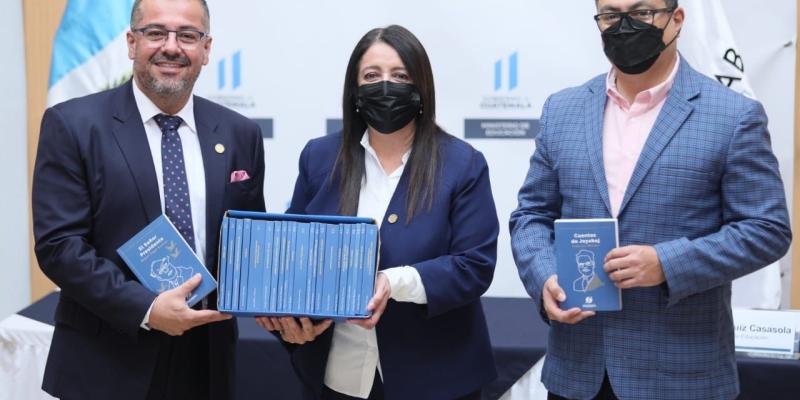 Ministerio de Educación recibe Colección Bicentenario  de literatura guatemalteca