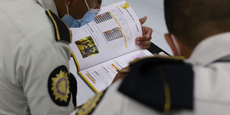 Personal policial concluye primera fase de formación bilingüe