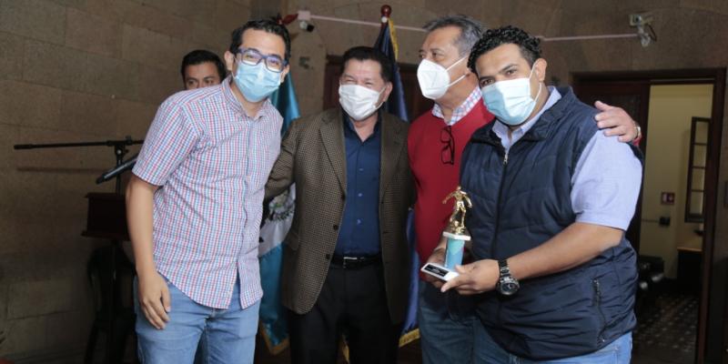 Ministros y viceministros felicitan a padres que laboran en el ministerio de Gobernación