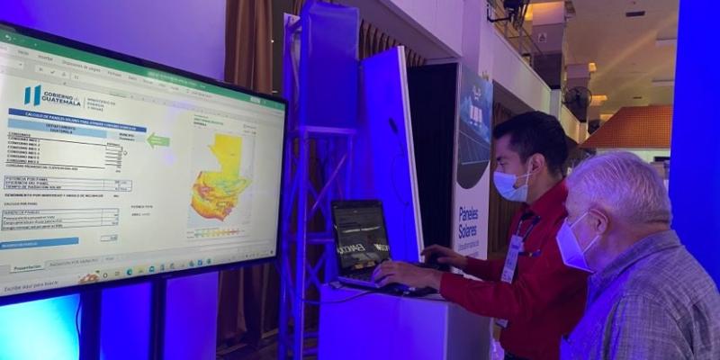 Población acude al stand del MEM en la feria