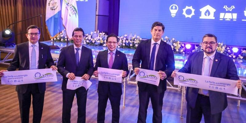 El Ministro de Economía Dr.  Janio Rosales (segundo de Izq. a Der) participó en la inauguración de la feria.