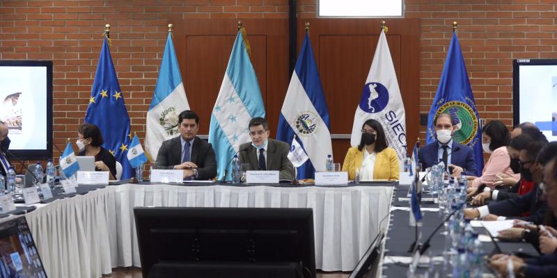 El ministro de economía, Dr. Janio Rosales (segundo de Izq, a Der) presidió la reunión.