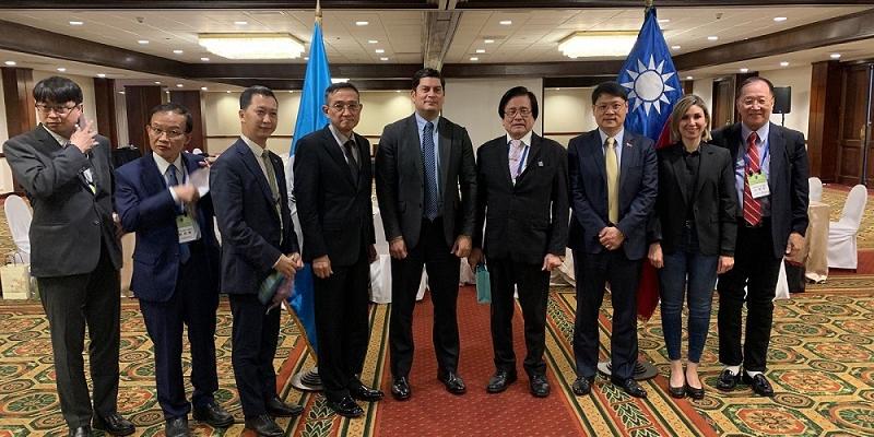 El ministro de economía, Dr. Janio Rosales  presidió la reunión.