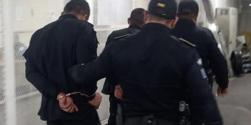 Capturan agentes por disparar al aire sin justificación