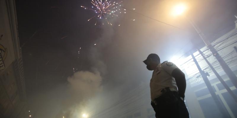 Inicia celebración del 25 aniversario de PNC con alborada e izada del Pabellón Nacional