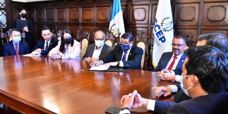 Nueve ministerios firmaron convenios de cooperación interinstitucional con seis municipalidades para la delegación de competencias para la descentralización del Organismo Ejecutivo