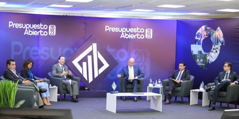 El viceministro de Desarrollo de la MIPYME, Fernando Escalante (primero de izq a der).